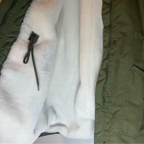 Old Navy Faux Fur Lined Hooded Parka - Picture 4 of 5